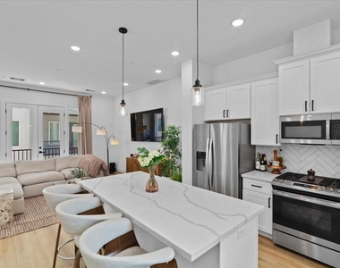 3026 Live Oak Street - Photo Thumbnail 2