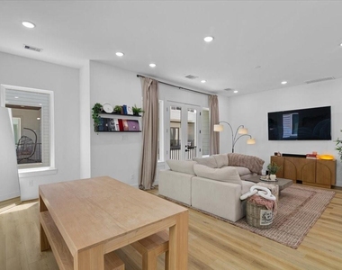3026 Live Oak Street - Photo Thumbnail 12