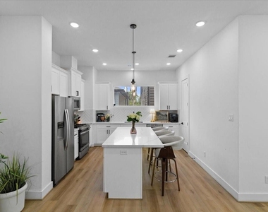 3026 Live Oak Street - Photo Thumbnail 8