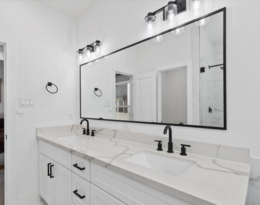 3026 Live Oak Street - Photo Thumbnail 3