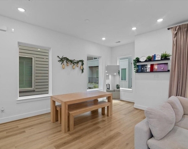3026 Live Oak Street - Photo Thumbnail 11