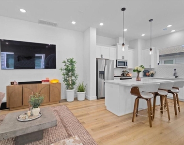 3026 Live Oak Street - Photo Thumbnail 9