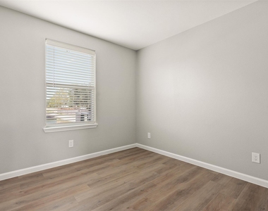 4106 White Street - Photo Thumbnail 3