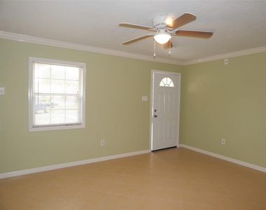 1305 Jennifer Lane - Photo Thumbnail 1