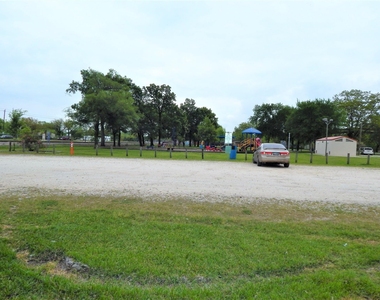 1305 Jennifer Lane - Photo Thumbnail 9