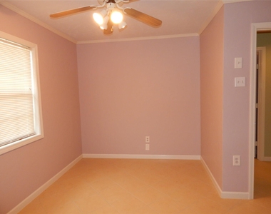 1305 Jennifer Lane - Photo Thumbnail 5
