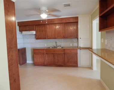 1305 Jennifer Lane - Photo Thumbnail 3