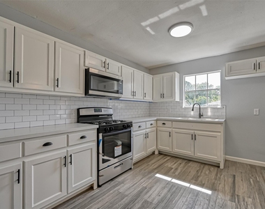 8623 Valley Forest Drive - Photo Thumbnail 14