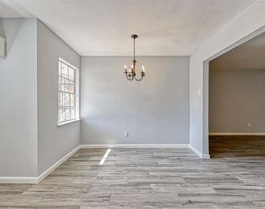 8623 Valley Forest Drive - Photo Thumbnail 13