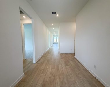 2503 Pine Bluff Drive - Photo Thumbnail 9