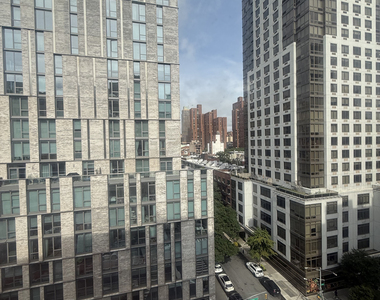 400 East 89th Street - Photo Thumbnail 4