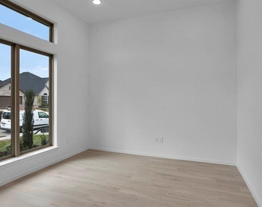 2910 Starling Drive - Photo Thumbnail 6