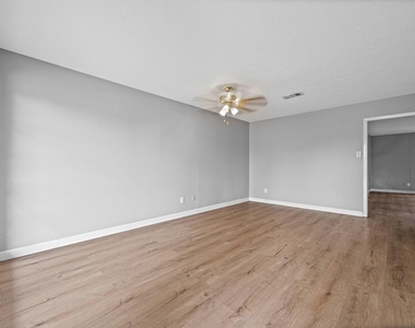 806 Shawnee Street - Photo Thumbnail 4