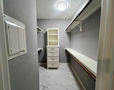 3130 Walnut Bend Lane - Photo Thumbnail 8
