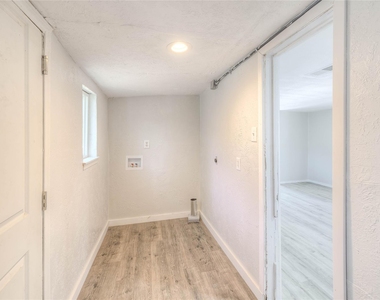 328 W Sherwood Drive - Photo Thumbnail 7