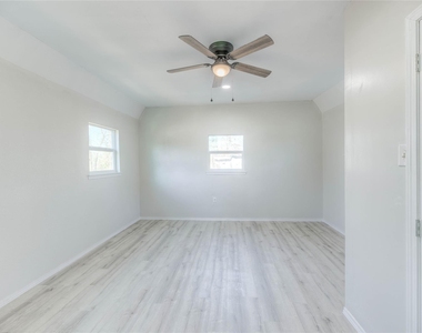 328 W Sherwood Drive - Photo Thumbnail 9
