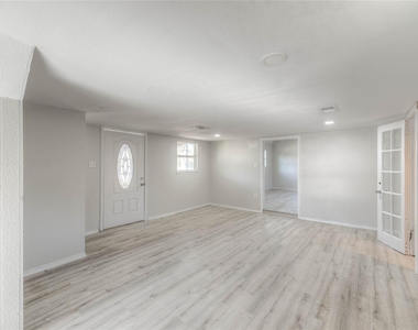 328 W Sherwood Drive - Photo Thumbnail 4