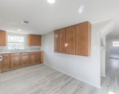 328 W Sherwood Drive - Photo Thumbnail 6
