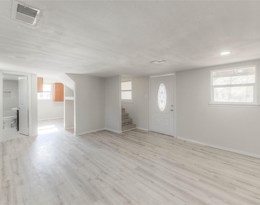 328 W Sherwood Drive - Photo Thumbnail 3