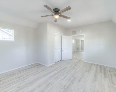 328 W Sherwood Drive - Photo Thumbnail 10
