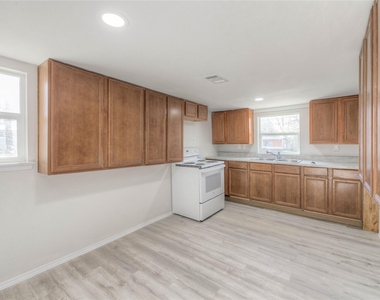 328 W Sherwood Drive - Photo Thumbnail 5