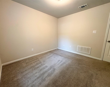 3216 Moore Avenue - Photo Thumbnail 7