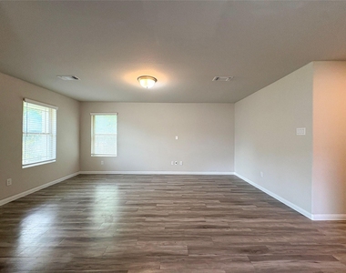 3216 Moore Avenue - Photo Thumbnail 4