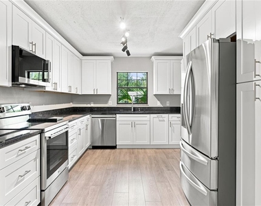 3944 Ne 7th Street - Photo Thumbnail 2