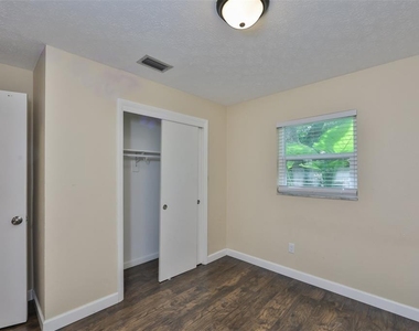 105 N Kingsway Road - Photo Thumbnail 20