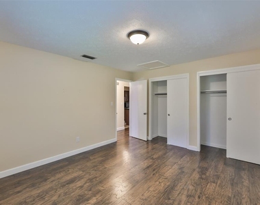 105 N Kingsway Road - Photo Thumbnail 16