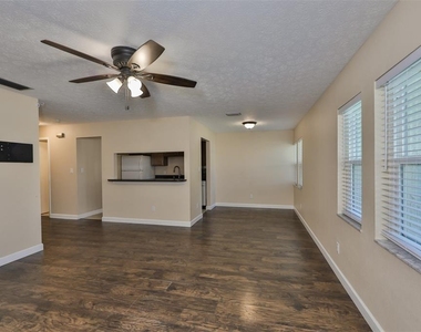 105 N Kingsway Road - Photo Thumbnail 7