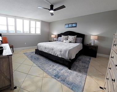 7560 Bay Island Drive S - Photo Thumbnail 13
