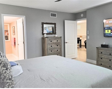 7560 Bay Island Drive S - Photo Thumbnail 17