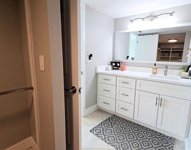 7560 Bay Island Drive S - Photo Thumbnail 28