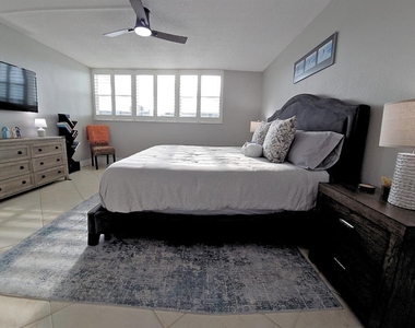 7560 Bay Island Drive S - Photo Thumbnail 14