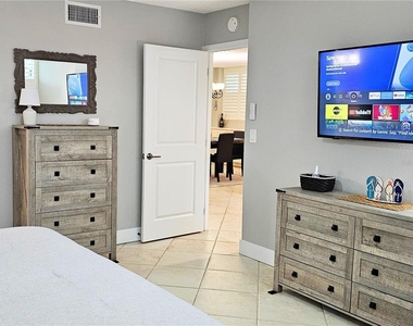 7560 Bay Island Drive S - Photo Thumbnail 18