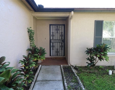 5017 Oakshire Dr - Photo Thumbnail 3