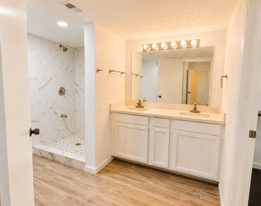 3111 West Creek Club Drive - Photo Thumbnail 8