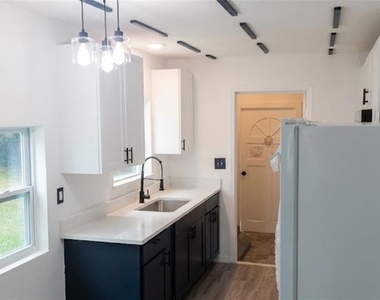 1412 Laurel Street - Photo Thumbnail 2