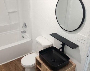 1412 Laurel Street - Photo Thumbnail 4