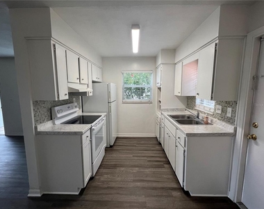 2406 Musselwhite Ave - Photo Thumbnail 6