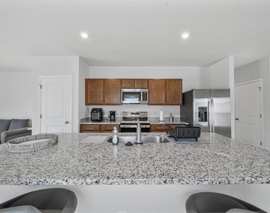 5736 Mast Avenue - Photo Thumbnail 4