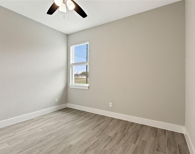 412 Lark Court - Photo Thumbnail 13
