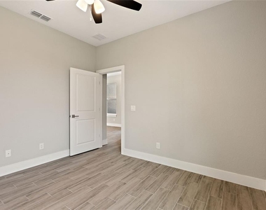 412 Lark Court - Photo Thumbnail 15
