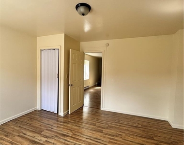 1039 Mechanic Street - Photo Thumbnail 2