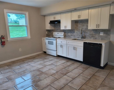 97 E Hillcrest Lane - Photo Thumbnail 3