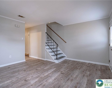 282 Poplar Street - Photo Thumbnail 4