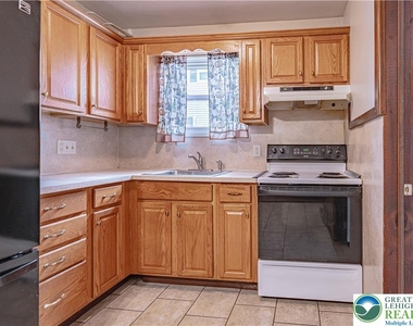 282 Poplar Street - Photo Thumbnail 8