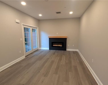 242 E Walnut Street - Photo Thumbnail 4
