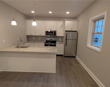 242 E Walnut Street - Photo Thumbnail 3